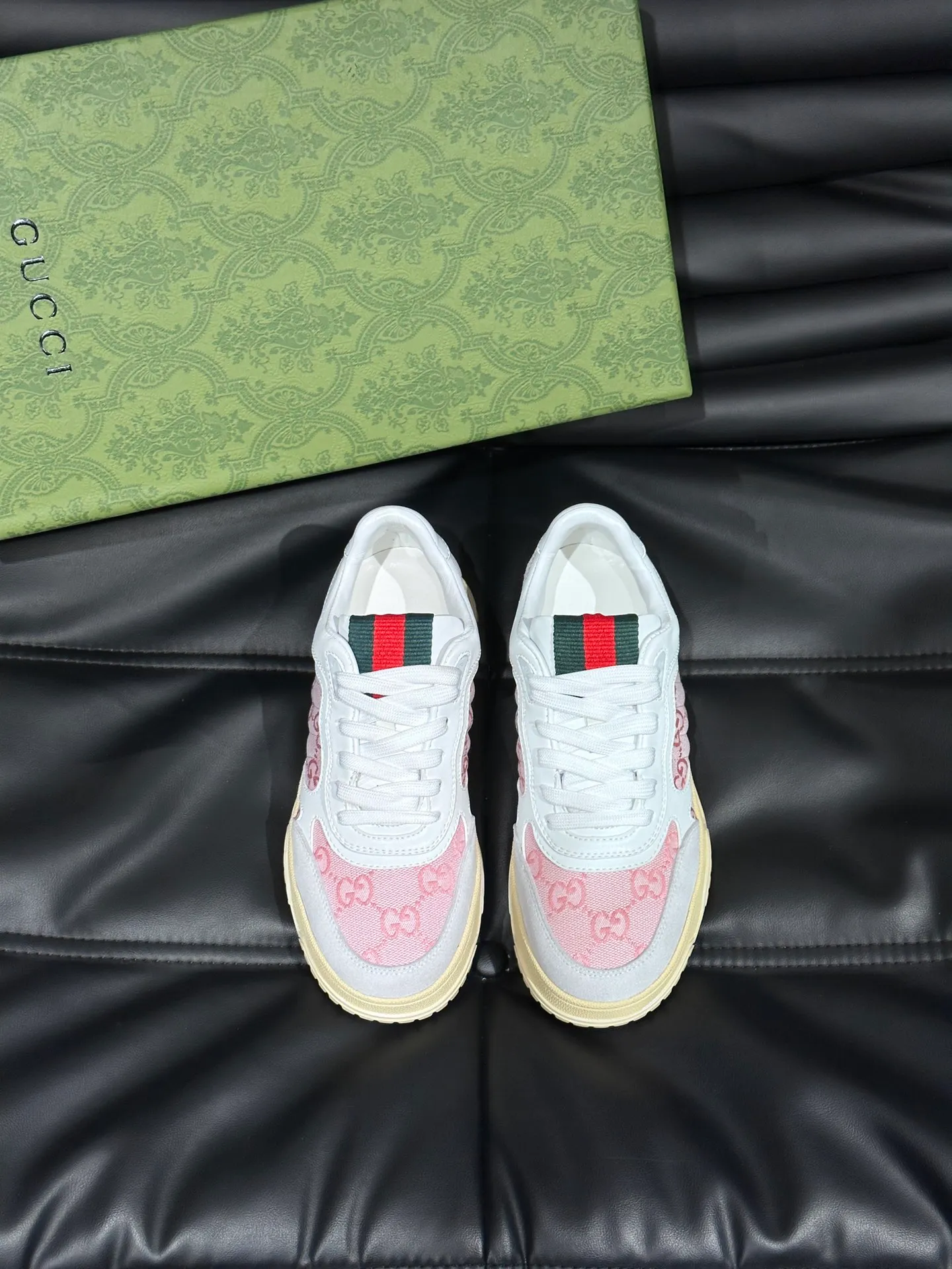Men's shoes 💰p520 "GUCC*" Re-Web series 👫 Couple style webbed leather sneakers, as the first sneakers created by Sabato De Sarno for Gucci, the Re-Web series reinterprets the brand's classic stripes, and sets off the modern silhouette design with bold and unique details. This shoe is crafted from iconic classic GG canvas and white leather. This new sneaker is ingeniously decorated with many of the brand's classic details, and is equipped with a bright red and green webbing tongue, which will make people fall in love at first sight. Size: 35-44 (45, 46 customized)